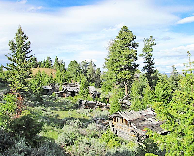 2.-Cabins-at-the-Hilltop-Mine-with-the-largest-mine-dump-at-left